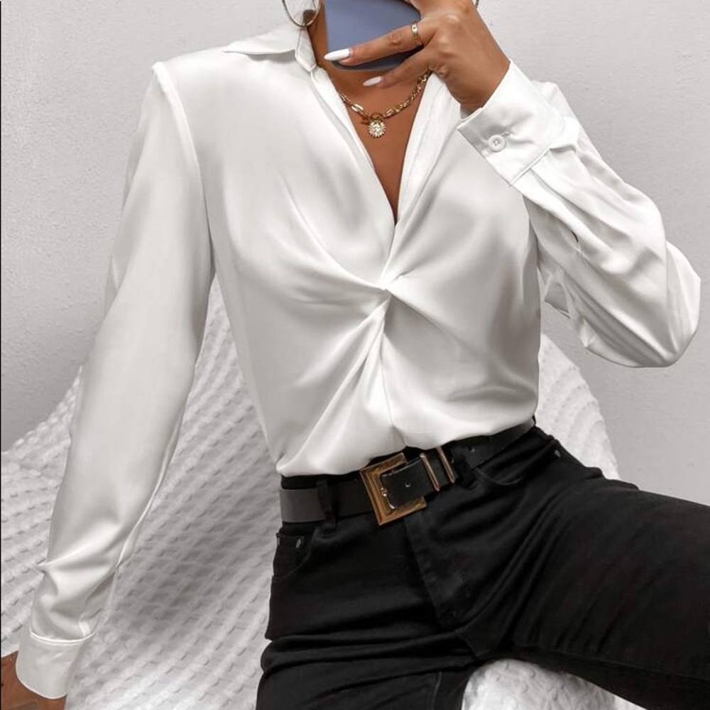 🐚 CLASSIC WHITE TWIST FRONT BLOUSE! - Picture 5 of 7